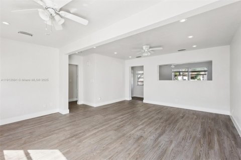 House in Hollywood, Florida 2 bedrooms, 113.53 sq.m. № 1968579 - photo 9