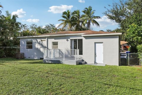 House in Hollywood, Florida 2 bedrooms, 113.53 sq.m. № 1968579 - photo 23