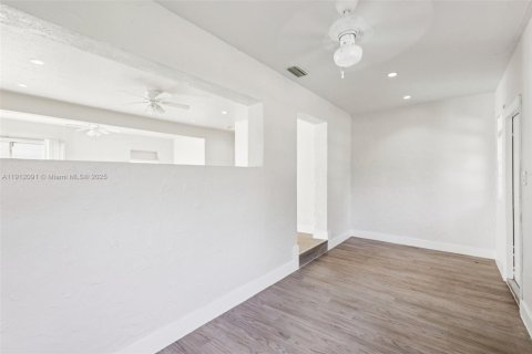 House in Hollywood, Florida 2 bedrooms, 113.53 sq.m. № 1968579 - photo 6