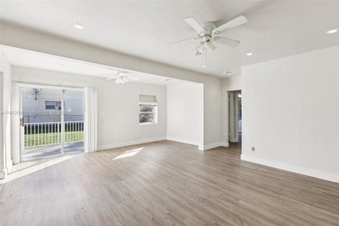 House in Hollywood, Florida 2 bedrooms, 113.53 sq.m. № 1968579 - photo 8