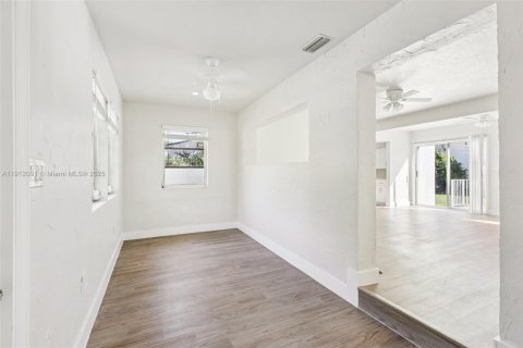 House in Hollywood, Florida 2 bedrooms, 113.53 sq.m. № 1968579 - photo 3