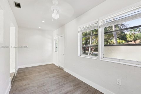 House in Hollywood, Florida 2 bedrooms, 113.53 sq.m. № 1968579 - photo 5