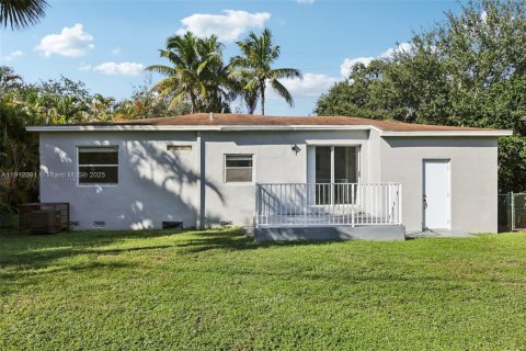 House in Hollywood, Florida 2 bedrooms, 113.53 sq.m. № 1968579 - photo 25