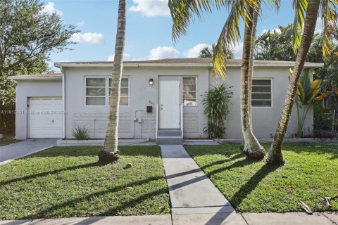 House in Hollywood, Florida 2 bedrooms, 113.53 sq.m. № 1968579 - photo 1