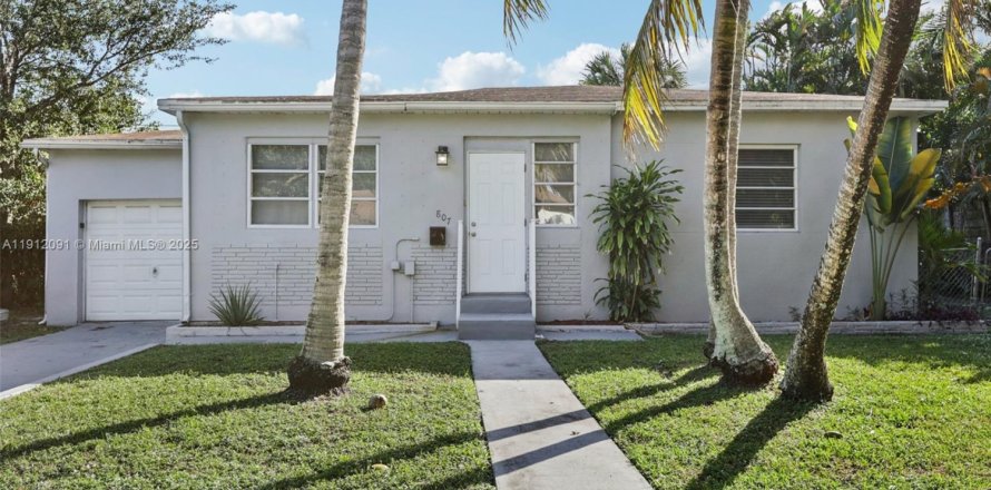 House in Hollywood, Florida 2 bedrooms, 113.53 sq.m. № 1968579