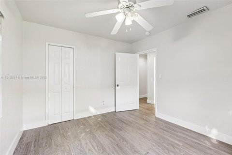 House in Hollywood, Florida 2 bedrooms, 113.53 sq.m. № 1968579 - photo 16