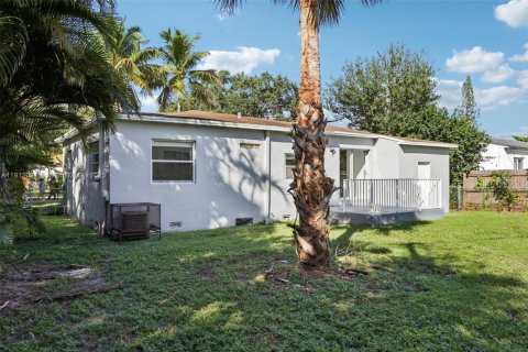 House in Hollywood, Florida 2 bedrooms, 113.53 sq.m. № 1968579 - photo 24