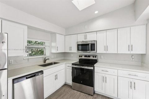 House in Hollywood, Florida 2 bedrooms, 113.53 sq.m. № 1968579 - photo 13