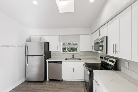 House in Hollywood, Florida 2 bedrooms, 113.53 sq.m. № 1968579 - photo 11