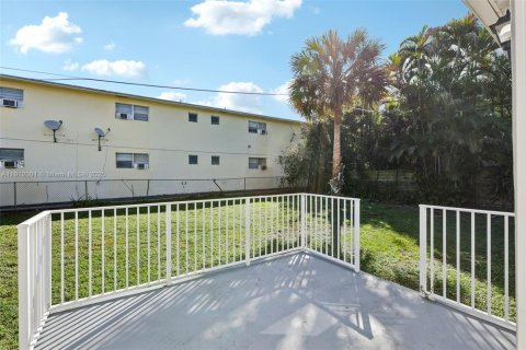 House in Hollywood, Florida 2 bedrooms, 113.53 sq.m. № 1968579 - photo 22