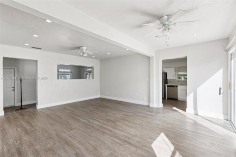 House in Hollywood, Florida 2 bedrooms, 113.53 sq.m. № 1968579 - photo 10