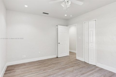 House in Hollywood, Florida 2 bedrooms, 113.53 sq.m. № 1968579 - photo 20