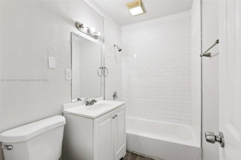 House in Hollywood, Florida 2 bedrooms, 113.53 sq.m. № 1968579 - photo 12