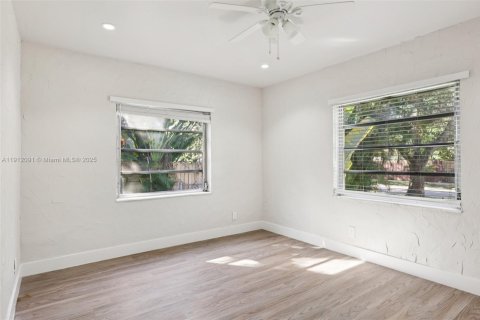 House in Hollywood, Florida 2 bedrooms, 113.53 sq.m. № 1968579 - photo 18