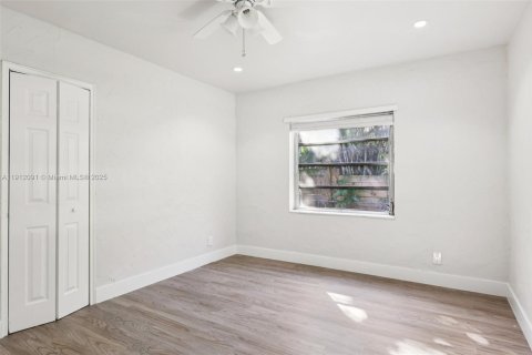 House in Hollywood, Florida 2 bedrooms, 113.53 sq.m. № 1968579 - photo 19