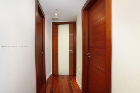 Condo in Miami Beach, Florida, 2 bedrooms  № 1698108 - photo 29
