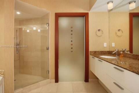Condo in Miami Beach, Florida, 2 bedrooms  № 1698108 - photo 27