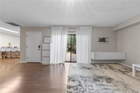 Condo in Orlando, Florida, 2 bedrooms  № 2418316 - photo 11