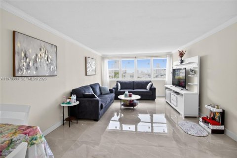 Купить кондоминиум в Халландейл-Бич, Флорида 1 спальня, 76.64м2, № 2044375 - фото 5