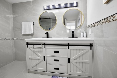 Купить кондоминиум в Халландейл-Бич, Флорида 1 спальня, 76.64м2, № 2044375 - фото 8