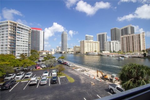 Купить кондоминиум в Халландейл-Бич, Флорида 1 спальня, 76.64м2, № 2044375 - фото 12