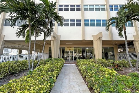 Купить кондоминиум в Халландейл-Бич, Флорида 1 спальня, 76.64м2, № 2044375 - фото 13