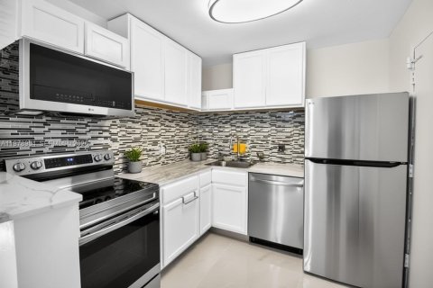 Купить кондоминиум в Халландейл-Бич, Флорида 1 спальня, 76.64м2, № 2044375 - фото 2