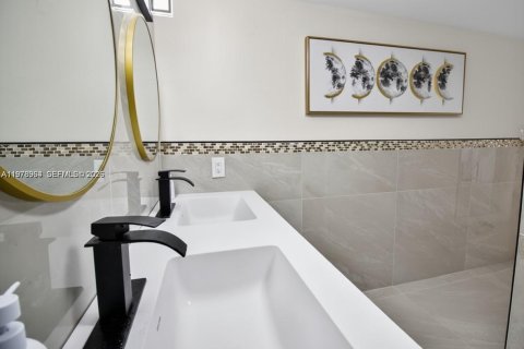 Купить кондоминиум в Халландейл-Бич, Флорида 1 спальня, 76.64м2, № 2044375 - фото 9