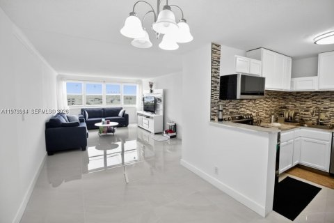 Купить кондоминиум в Халландейл-Бич, Флорида 1 спальня, 76.64м2, № 2044375 - фото 3