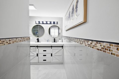 Купить кондоминиум в Халландейл-Бич, Флорида 1 спальня, 76.64м2, № 2044375 - фото 7