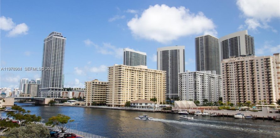 Кондоминиум с 1 спальней в Халландейл-Бич, Флорида № 2044375