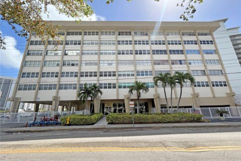 Купить кондоминиум в Халландейл-Бич, Флорида 1 спальня, 76.64м2, № 2044375 - фото 14