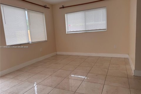Appartement à louer à North Miami, Floride: 1 chambre, 233.09 m2 № 1966618 - photo 3