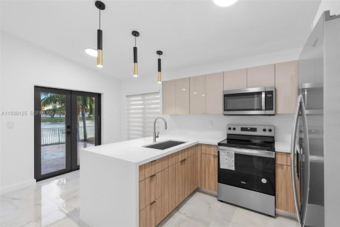 Дом в Хайалиа, Флорида 4 спальни, 125.7м2 № 1995835