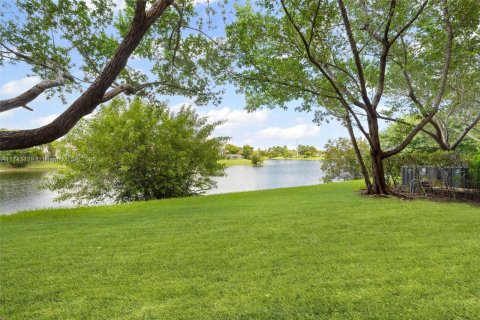 Condo in Cutler Bay, Florida, 2 bedrooms № 1958515 - photo 11