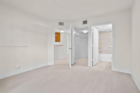 Condo in Cutler Bay, Florida, 2 bedrooms № 1958515 - photo 9