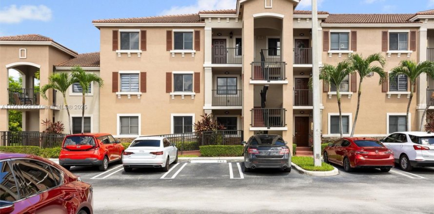 Кондоминиум с 2 спальнями в Катлер-Бей, Флорида № 1958515