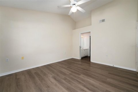 Townhouse in Gainesville, Florida 2 bedrooms, 116.13 sq.m. № 2233721 - photo 15
