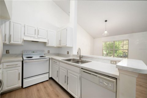 Townhouse in Gainesville, Florida 2 bedrooms, 116.13 sq.m. № 2233721 - photo 10