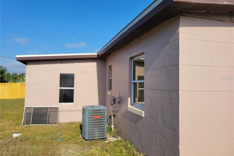 Villa ou maison à vendre à Port Charlotte, Floride: 3 chambres, 94.39 m2 № 2214217 - photo 3