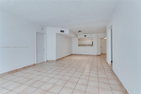 Condo in Surfside, Florida, 2 bedrooms  № 1798707 - photo 11