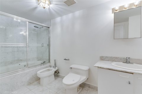 Condo in Surfside, Florida, 2 bedrooms  № 1798707 - photo 15