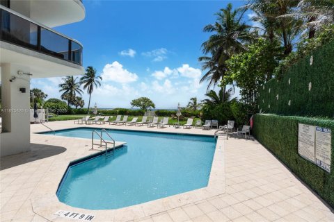 Condo in Surfside, Florida, 2 bedrooms  № 1798707 - photo 4