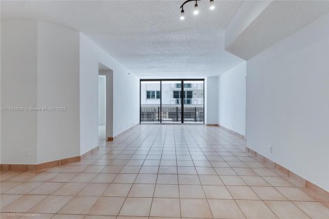 Condo in Surfside, Florida, 2 bedrooms  № 1798707 - photo 10