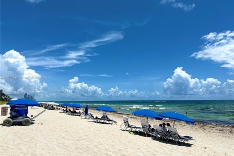 Condo in Surfside, Florida, 2 bedrooms  № 1798707 - photo 25