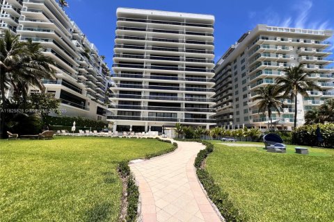 Condo in Surfside, Florida, 2 bedrooms  № 1798707 - photo 21