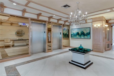 Condo in Surfside, Florida, 2 bedrooms  № 1798707 - photo 8