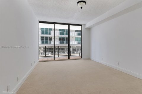 Condo in Surfside, Florida, 2 bedrooms  № 1798707 - photo 13