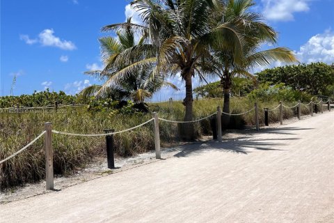 Condo in Surfside, Florida, 2 bedrooms  № 1798707 - photo 22