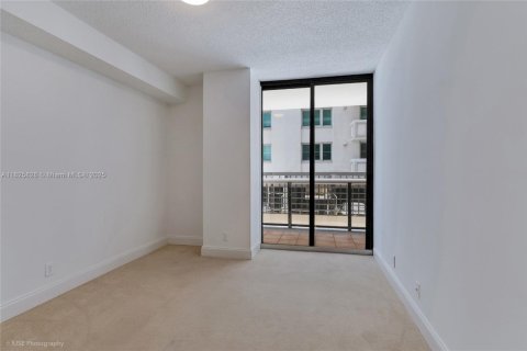 Condo in Surfside, Florida, 2 bedrooms  № 1798707 - photo 16
